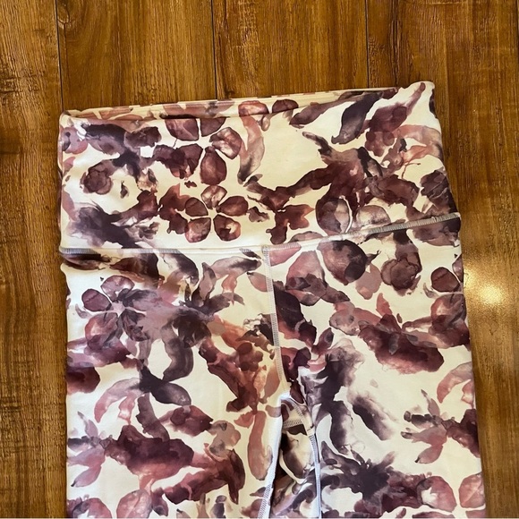 BALANCE Women’s Purple White Floral Capri Cropped Leggings Size Medium - Picture 2 of 11